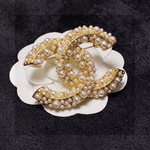 Load image into Gallery viewer, The PEARLfect ⚪️ Cluster Pearl Brooch