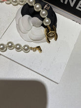 Load image into Gallery viewer, CC ⚪️ Single Strand Pearl Necklace