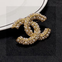 Load image into Gallery viewer, The PEARLfect ⚪️ Cluster Pearl Brooch