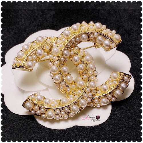 The PEARLfect ⚪️ Cluster Pearl Brooch