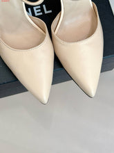 Load image into Gallery viewer, CC- Pearl ⚪️ Pointed Toe Pumps