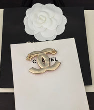 Load image into Gallery viewer, The PEARLfect Pink 💕⚪️ Pearl Brooch
