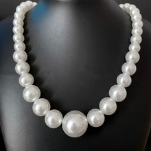 Load image into Gallery viewer, Pretty 💕💚 “Exquisite” Pearl Necklace