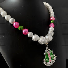 Load image into Gallery viewer, Pretty 💕💚 “Exquisite” Pearl Necklace